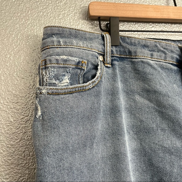 NWT Lane Bryant Distressed Light Wash Signature Fit Boyfriend Jean Size 18 - Picture 8 of 11